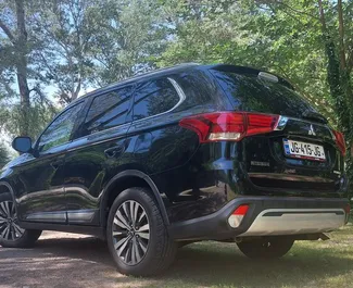 Benzin 2,4L Motor von Mitsubishi Outlander 2019 zur Miete in Tiflis.
