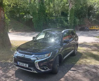 Innenraum von Mitsubishi Outlander zur Miete in Georgien. Ein großartiges 7-Sitzer Fahrzeug mit Automatisch Getriebe.