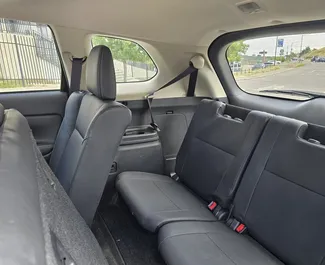 Innenraum von Mitsubishi Outlander Xl zur Miete in Georgien. Ein großartiges 7-Sitzer Fahrzeug mit Automatisch Getriebe.