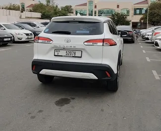 Frontansicht eines Mietwagens Toyota Corolla Cross in Dubai, VAE ✓ Auto Nr.13960. ✓ Automatisch TM ✓ 0 Bewertungen.