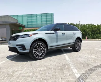 Frontansicht eines Mietwagens Land Rover Range Rover Velar in Dubai, VAE ✓ Auto Nr.13637. ✓ Automatisch TM ✓ 0 Bewertungen.