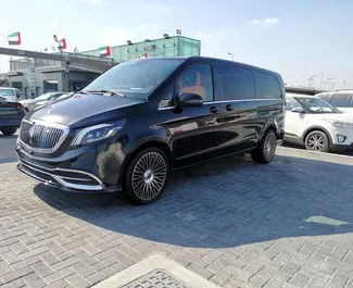 Frontansicht eines Mietwagens Mercedes-Benz Viano in Dubai, VAE ✓ Auto Nr.13621. ✓ Automatisch TM ✓ 0 Bewertungen.