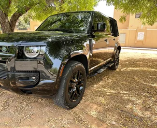 Mietwagen Land Rover Defender 2024 in VAE, mit Benzin-Kraftstoff und 395 PS ➤ Ab 800 AED pro Tag.