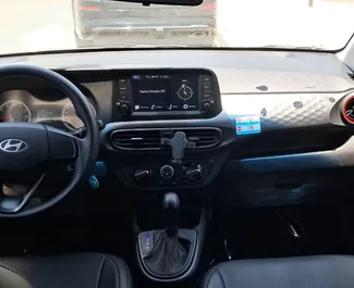 Frontansicht eines Mietwagens Hyundai i10 in Dubai, VAE ✓ Auto Nr.13974. ✓ Automatisch TM ✓ 0 Bewertungen.