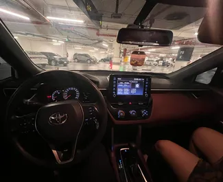 Frontansicht eines Mietwagens Toyota Corolla Cross in Dubai, VAE ✓ Auto Nr.13961. ✓ Automatisch TM ✓ 0 Bewertungen.