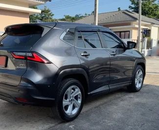 Vermietung Toyota Yaris Cross. Wirtschaft, Crossover Fahrzeug zur Miete in Thailand ✓ Kaution Einzahlung von 7000 THB ✓ Versicherungsoptionen KFZ-HV, TKV, VKV Plus, VKV Komplett, Diebstahlschutz, Junge.