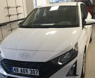 Frontansicht eines Mietwagens Hyundai i20 in Fethiye, Türkei ✓ Auto Nr.11772. ✓ Automatisch TM ✓ 0 Bewertungen.