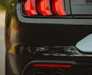 Mietwagen Ford Mustang Cabrio 2022 in Georgien, mit Benzin-Kraftstoff und 310 PS ➤ Ab 355 GEL pro Tag.