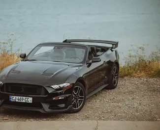 Frontansicht eines Mietwagens Ford Mustang Cabrio in Tiflis, Georgien ✓ Auto Nr.14030. ✓ Automatisch TM ✓ 0 Bewertungen.