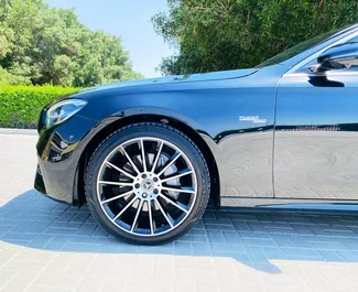 Frontansicht eines Mietwagens Mercedes-Benz E350 in Dubai, VAE ✓ Auto Nr.13619. ✓ Automatisch TM ✓ 0 Bewertungen.