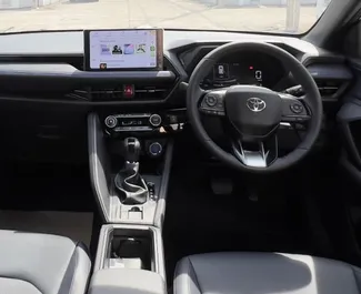Frontansicht eines Mietwagens Toyota Yaris Cross am Flughafen Phuket, Thailand ✓ Auto Nr.8372. ✓ Automatisch TM ✓ 0 Bewertungen.