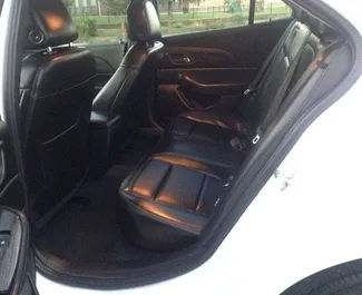 Innenraum von Chevrolet Malibu zur Miete in Albanien. Ein großartiges 5-Sitzer Fahrzeug mit Automatisch Getriebe.