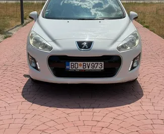 Frontansicht eines Mietwagens Peugeot 308 in Budva, Montenegro ✓ Auto Nr.13730. ✓ Schaltgetriebe TM ✓ 0 Bewertungen.