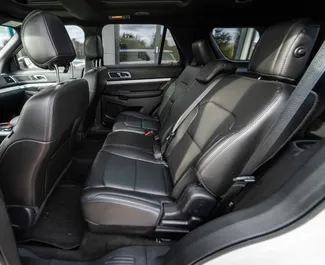 Innenraum von Ford Explorer zur Miete in Georgien. Ein großartiges 7-Sitzer Fahrzeug mit Automatisch Getriebe.