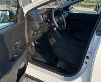 Innenraum von Dacia Sandero Stepway zur Miete in Albanien. Ein großartiges 5-Sitzer Fahrzeug mit Schaltgetriebe Getriebe.