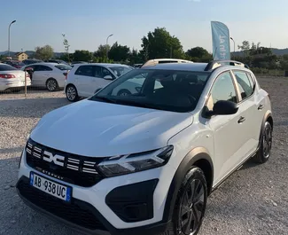 Autovermietung Dacia Sandero Stepway Nr.13657 Schaltgetriebe am Flughafen von Tirana, ausgestattet mit einem 1,0L Motor ➤ Von Marenglen in Albanien.