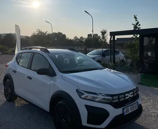 Frontansicht eines Mietwagens Dacia Sandero Stepway am Flughafen von Tirana, Albanien ✓ Auto Nr.13657. ✓ Schaltgetriebe TM ✓ 0 Bewertungen.