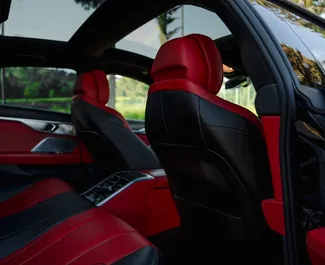 Innenraum von BMW M850i XDRIVE zur Miete in Georgien. Ein großartiges 4-Sitzer Fahrzeug mit Automatisch Getriebe.
