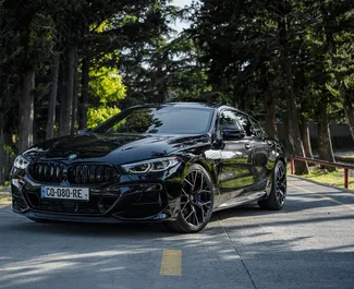 Frontansicht eines Mietwagens BMW M850i XDRIVE in Tiflis, Georgien ✓ Auto Nr.14091. ✓ Automatisch TM ✓ 0 Bewertungen.