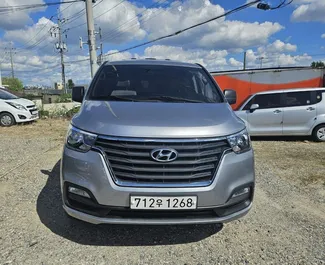 Frontansicht eines Mietwagens Hyundai Grand Starex in Kutaisi, Georgien ✓ Auto Nr.13969. ✓ Automatisch TM ✓ 0 Bewertungen.