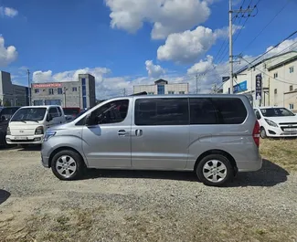 Innenraum von Hyundai Grand Starex zur Miete in Georgien. Ein großartiges 9-Sitzer Fahrzeug mit Automatisch Getriebe.