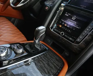 Innenraum von Nissan Patrol zur Miete in VAE. Ein großartiges 7-Sitzer Fahrzeug mit Automatisch Getriebe.