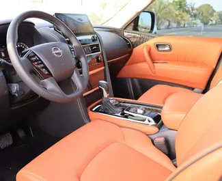 Frontansicht eines Mietwagens Nissan Patrol in Dubai, VAE ✓ Auto Nr.13622. ✓ Automatisch TM ✓ 0 Bewertungen.