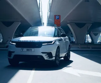 Frontansicht eines Mietwagens Land Rover Range Rover Velar in Dubai, VAE ✓ Auto Nr.13629. ✓ Automatisch TM ✓ 0 Bewertungen.