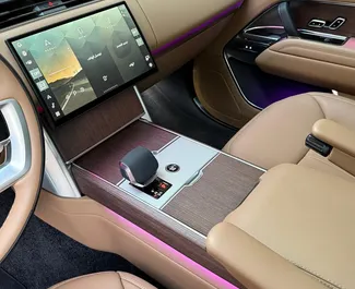 Innenraum von Land Rover Range Rover zur Miete in VAE. Ein großartiges 5-Sitzer Fahrzeug mit Automatisch Getriebe.