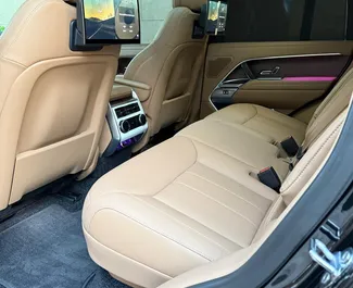 Land Rover Range Rover 2024 mit Antriebssystem Allradantrieb, verfügbar in Dubai.