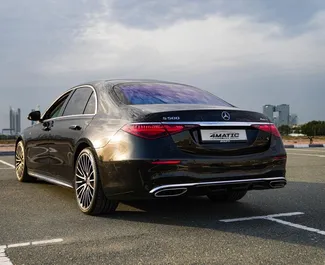 Benzin 4,0L Motor von Mercedes-Benz S580 e 2021 zur Miete in Dubai.