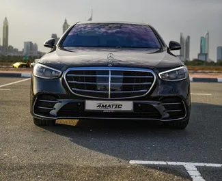 Frontansicht eines Mietwagens Mercedes-Benz S580 e in Dubai, VAE ✓ Auto Nr.13616. ✓ Automatisch TM ✓ 0 Bewertungen.