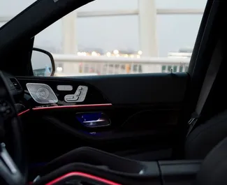Innenraum von Mercedes-Benz GLS-Class zur Miete in VAE. Ein großartiges 7-Sitzer Fahrzeug mit Automatisch Getriebe.