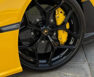 Innenraum von Lamborghini Aventador zur Miete in VAE. Ein großartiges 2-Sitzer Fahrzeug mit Automatisch Getriebe.