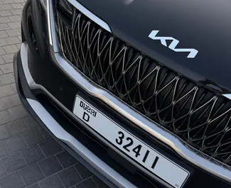 Frontansicht eines Mietwagens Kia Carnival in Dubai, VAE ✓ Auto Nr.13596. ✓ Automatisch TM ✓ 0 Bewertungen.