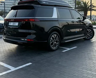 Kia Carnival 2022 zur Miete verfügbar in Dubai, mit Kilometerbegrenzung unbegrenzte.