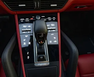 Innenraum von Porsche Cayenne zur Miete in VAE. Ein großartiges 5-Sitzer Fahrzeug mit Automatisch Getriebe.