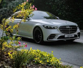Vermietung Mercedes-Benz S500. Premium, Luxus Fahrzeug zur Miete in VAE ✓ Kaution Einzahlung von 2500 AED ✓ Versicherungsoptionen KFZ-HV.