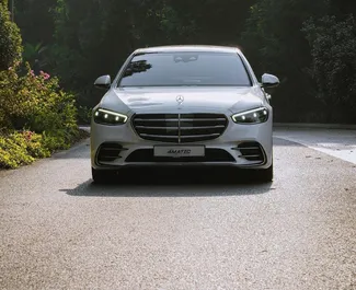 Frontansicht eines Mietwagens Mercedes-Benz S500 in Dubai, VAE ✓ Auto Nr.13612. ✓ Automatisch TM ✓ 0 Bewertungen.
