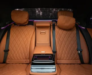 Innenraum von Mercedes-Benz S500 zur Miete in VAE. Ein großartiges 5-Sitzer Fahrzeug mit Automatisch Getriebe.
