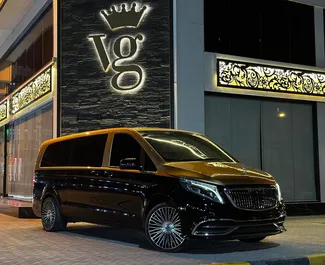 Frontansicht eines Mietwagens Mercedes-Benz Viano in Dubai, VAE ✓ Auto Nr.13617. ✓ Automatisch TM ✓ 0 Bewertungen.