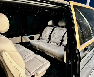 Innenraum von Mercedes-Benz Viano zur Miete in VAE. Ein großartiges 7-Sitzer Fahrzeug mit Automatisch Getriebe.