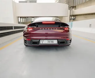 Innenraum von Porsche 911 Carrera GTS zur Miete in VAE. Ein großartiges 4-Sitzer Fahrzeug mit Automatisch Getriebe.