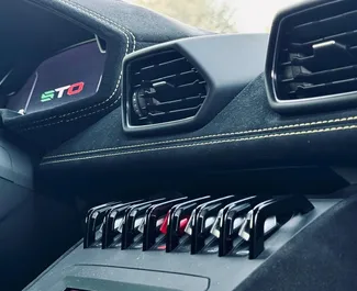 Innenraum von Lamborghini Huracan STO zur Miete in VAE. Ein großartiges 2-Sitzer Fahrzeug mit Automatisch Getriebe.