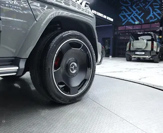 Innenraum von Mercedes-Benz G63 zur Miete in VAE. Ein großartiges 5-Sitzer Fahrzeug mit Automatisch Getriebe.