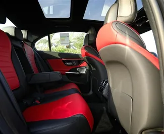 Innenraum von Mercedes-Benz C200 zur Miete in VAE. Ein großartiges 5-Sitzer Fahrzeug mit Automatisch Getriebe.