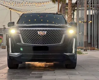 Frontansicht eines Mietwagens Cadillac Escalade in Dubai, VAE ✓ Auto Nr.13584. ✓ Automatisch TM ✓ 0 Bewertungen.