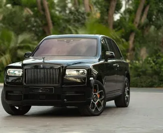 Vermietung Rolls-Royce Cullinan. Luxus, Crossover Fahrzeug zur Miete in VAE ✓ Kaution Einzahlung von 2500 AED ✓ Versicherungsoptionen KFZ-HV.
