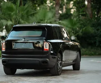 Frontansicht eines Mietwagens Rolls-Royce Cullinan in Dubai, VAE ✓ Auto Nr.13583. ✓ Automatisch TM ✓ 0 Bewertungen.