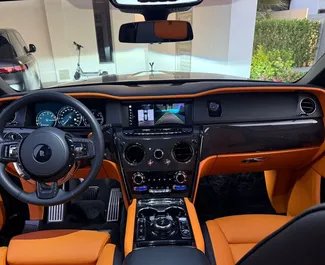 Mietwagen Rolls-Royce Cullinan 2023 in VAE, mit Benzin-Kraftstoff und 571 PS ➤ Ab 3600 AED pro Tag.